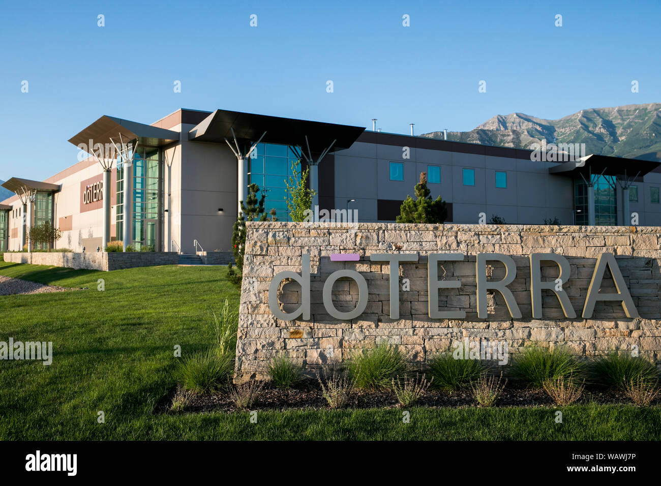 Un logo affiche à l'extérieur du siège de doTerra à Pleasant Grove, Utah le 27 juillet 2019. Banque D'Images