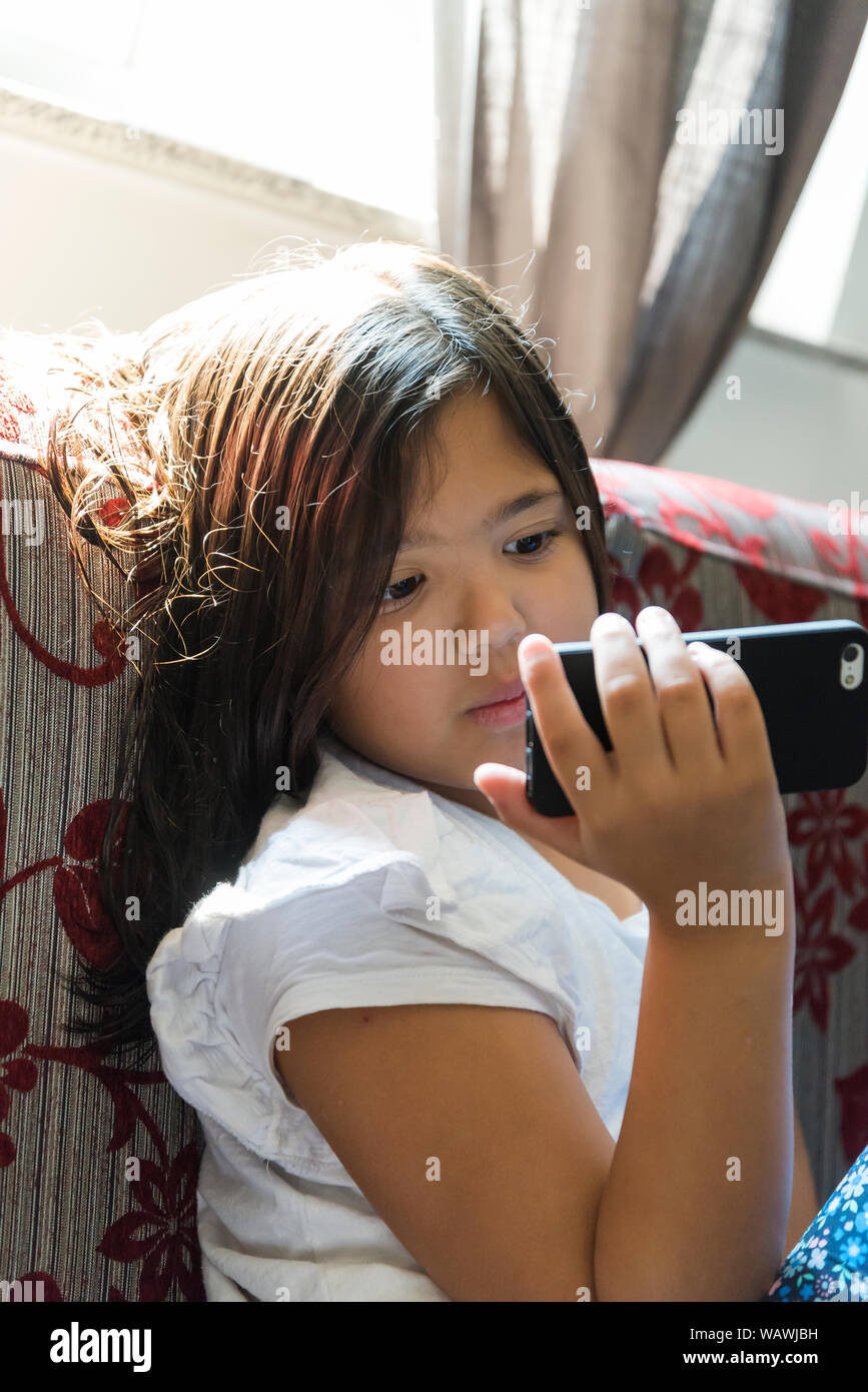 Girl with smartphone Banque D'Images