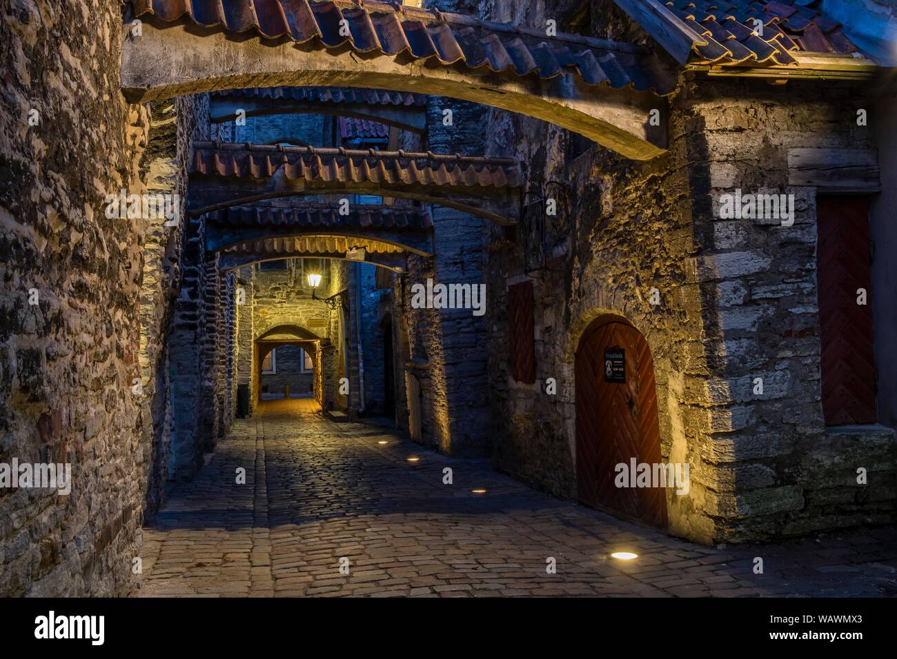 Passage de St Catherine la nuit, Vanalinn, Tallinn, Estonie Banque D'Images