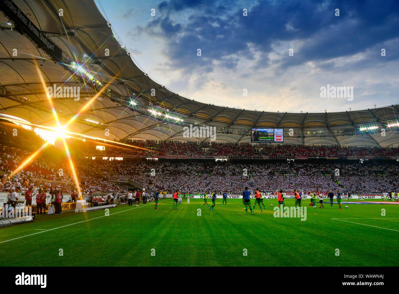 Stade de Football lors d'un match de football à l'heure bleue, Mercedes-Benz Arena, Stuttgart, Bade-Wurtemberg, Allemagne Banque D'Images