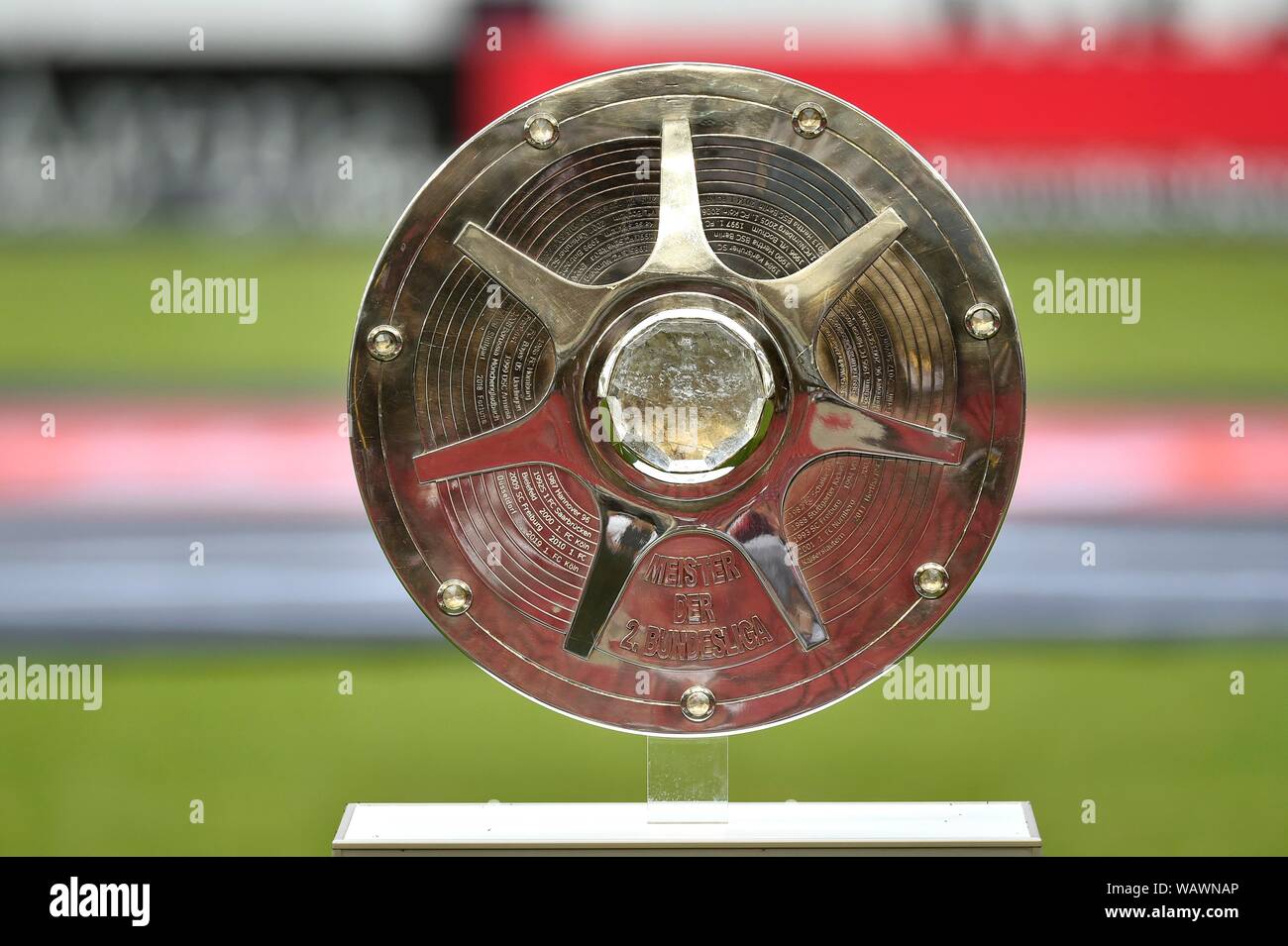 Le disque, trophée, coupe de la 2e Bundesliga, Mercedes-Benz Arena, Stuttgart, Bade-Wurtemberg, Allemagne Banque D'Images