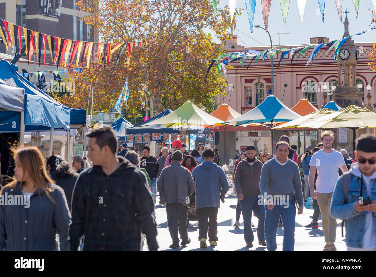 L'heure du déjeuner en semaine à Centenary Square dans les affaires Parramatta une foule très multiculturelle marche à travers ou parcourir le marché alimentaire sur la place. Banque D'Images