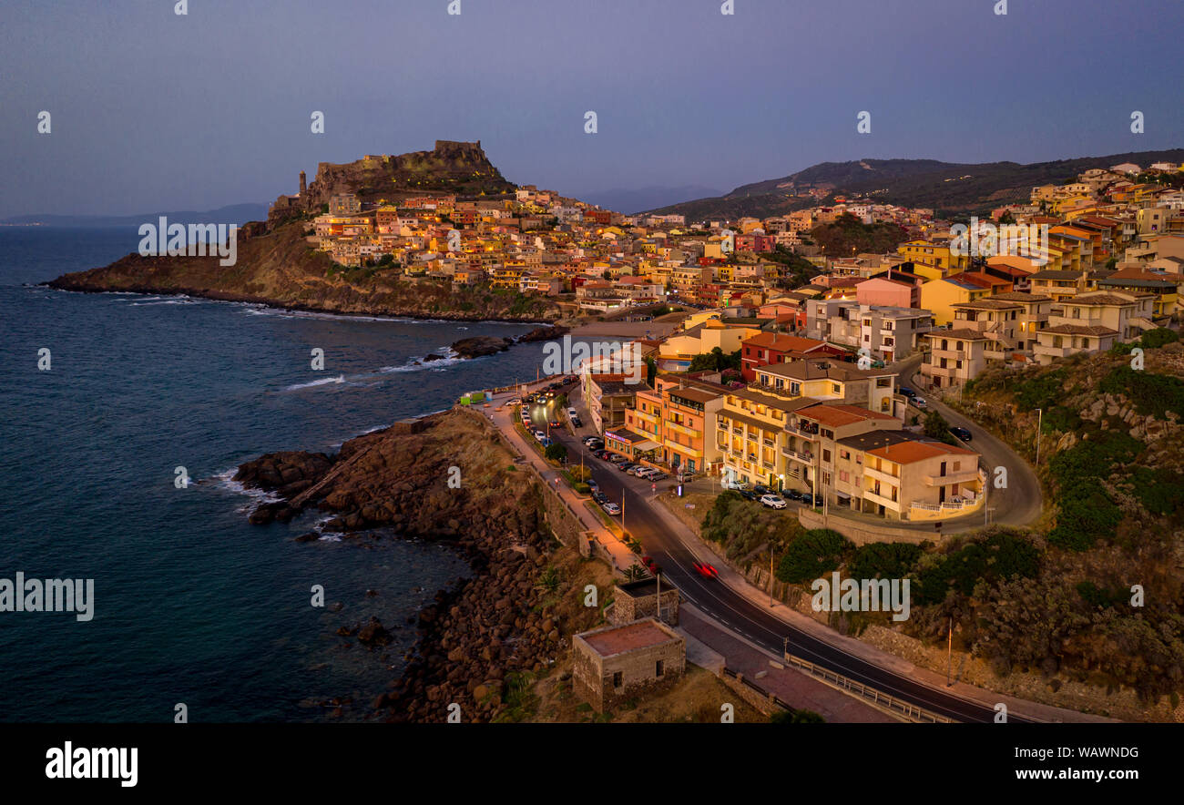 Maisons colorées sur les collines avec une forteresse sur le dessus. Vue aérienne de la destination populaire de ville médiévale de Castelsardo, Sardaigne, Italie. Banque D'Images