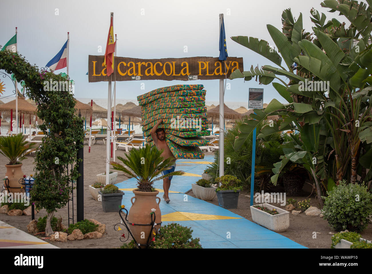 La plage de Torremolinos, le rangement coussins de chaise de pont. L'Espagne. Costa Del Sol Banque D'Images