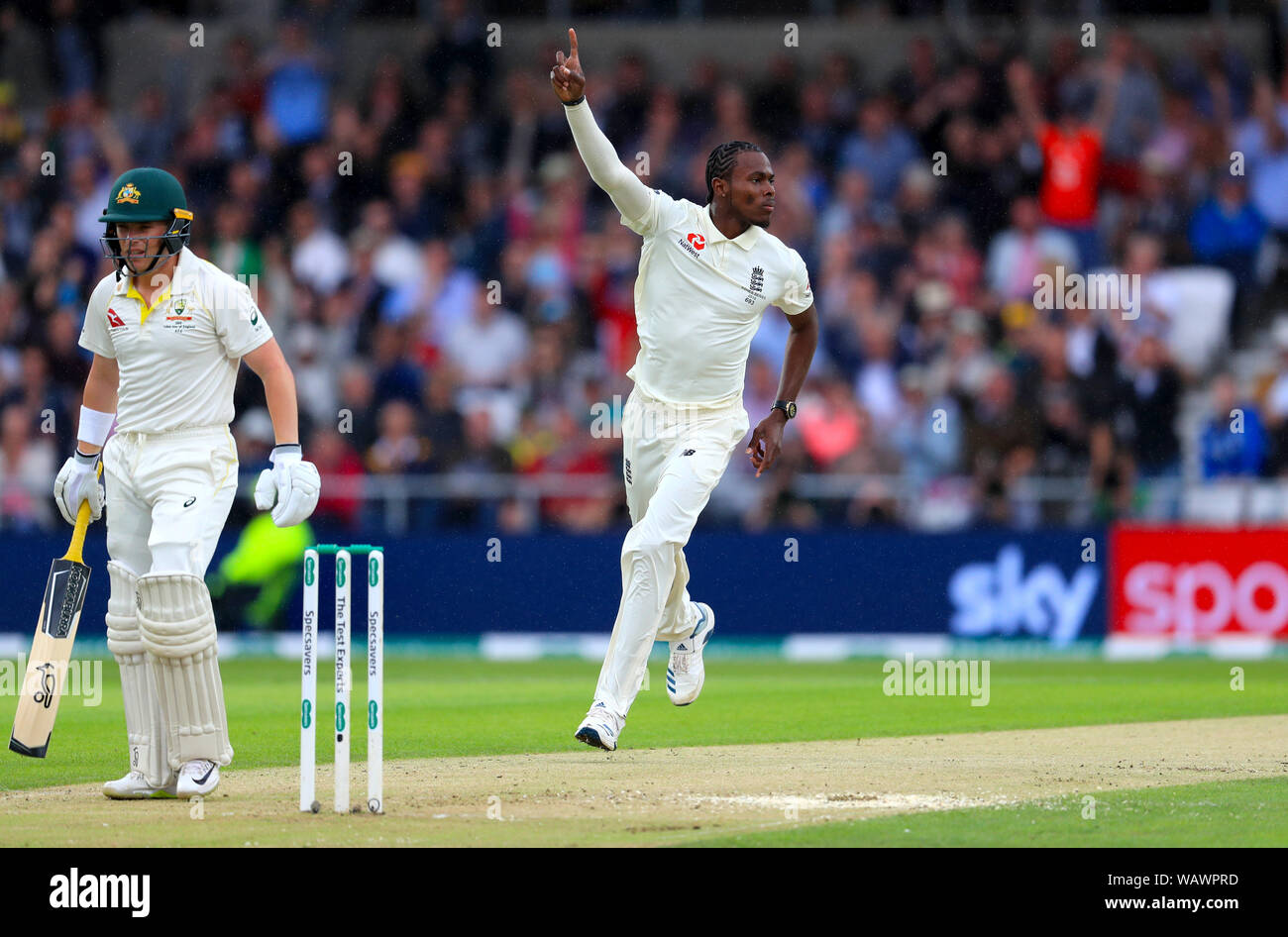 L'Angleterre Jofra Archer (centre) célèbre en tenant le wicket de Marcus l'Australie Harris au cours de la première journée du troisième test-match cendres à Headingley, Leeds. Banque D'Images