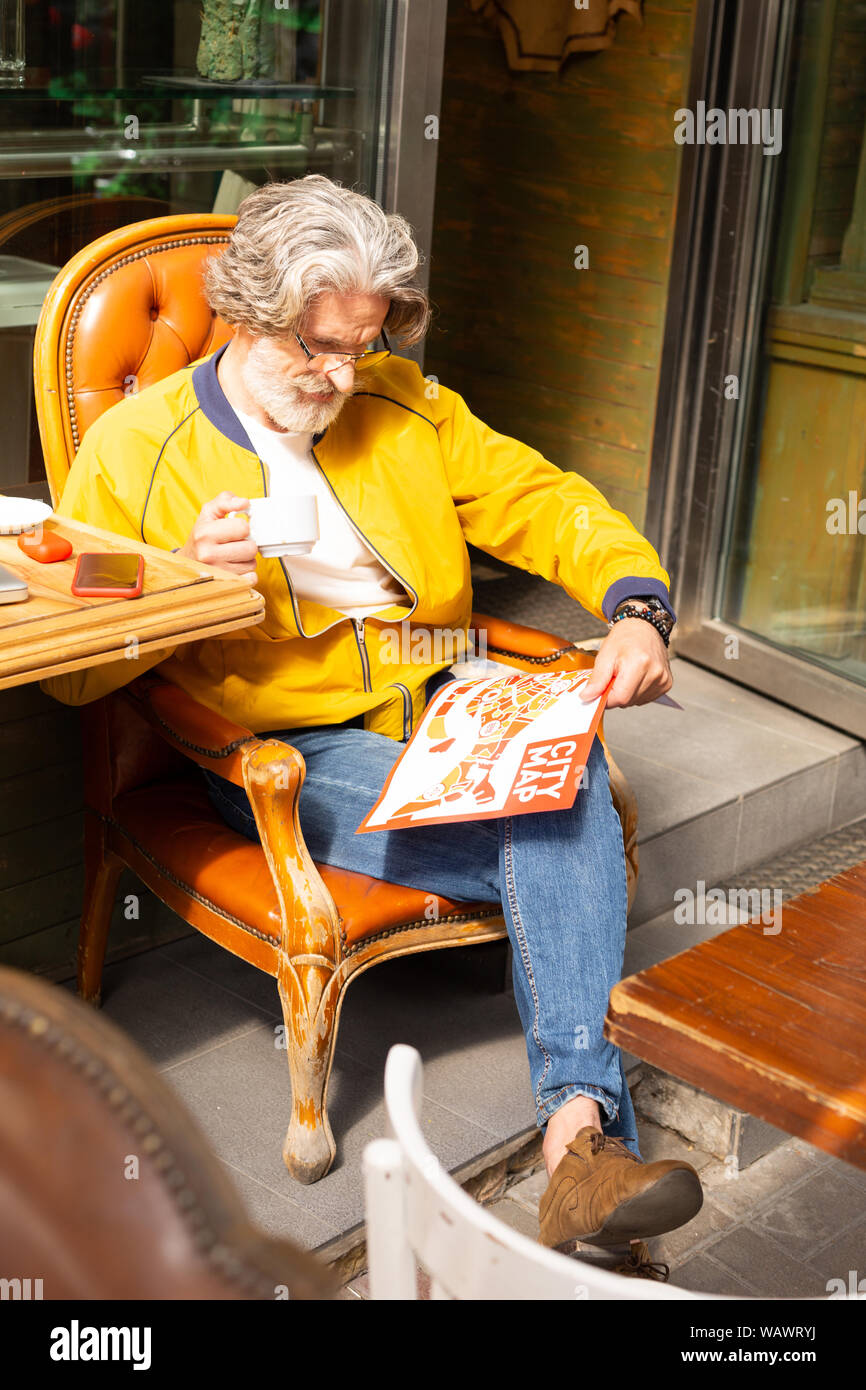 L'homme de boire son café dans le café de la rue. Banque D'Images
