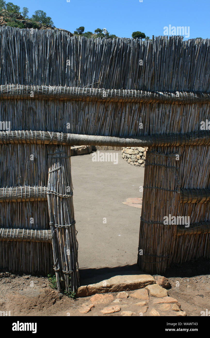 Entrée de huttes, Village Culturel Basotho, Free State, Afrique du Sud Banque D'Images