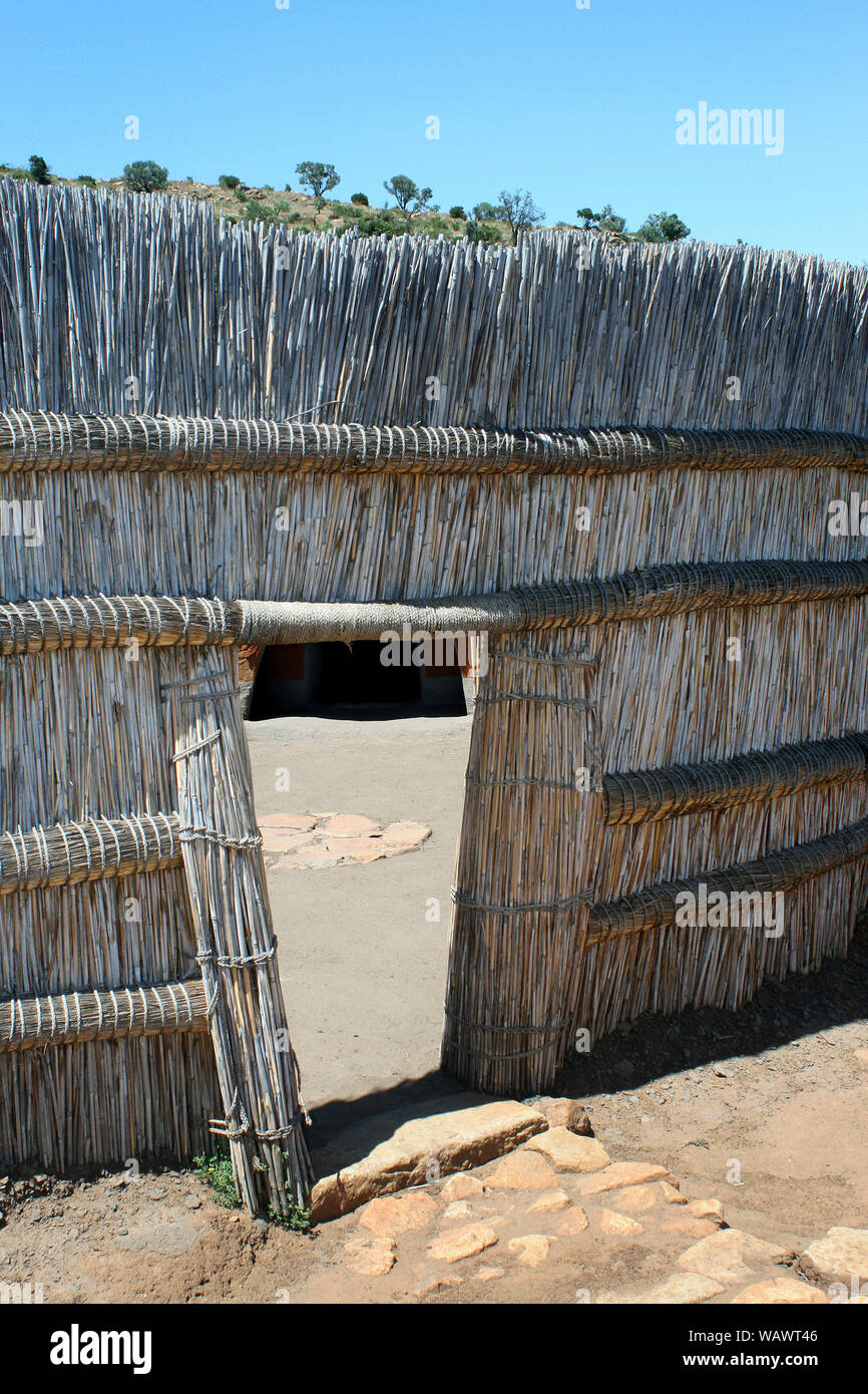 Entrée de huttes, Village Culturel Basotho, Free State, Afrique du Sud Banque D'Images