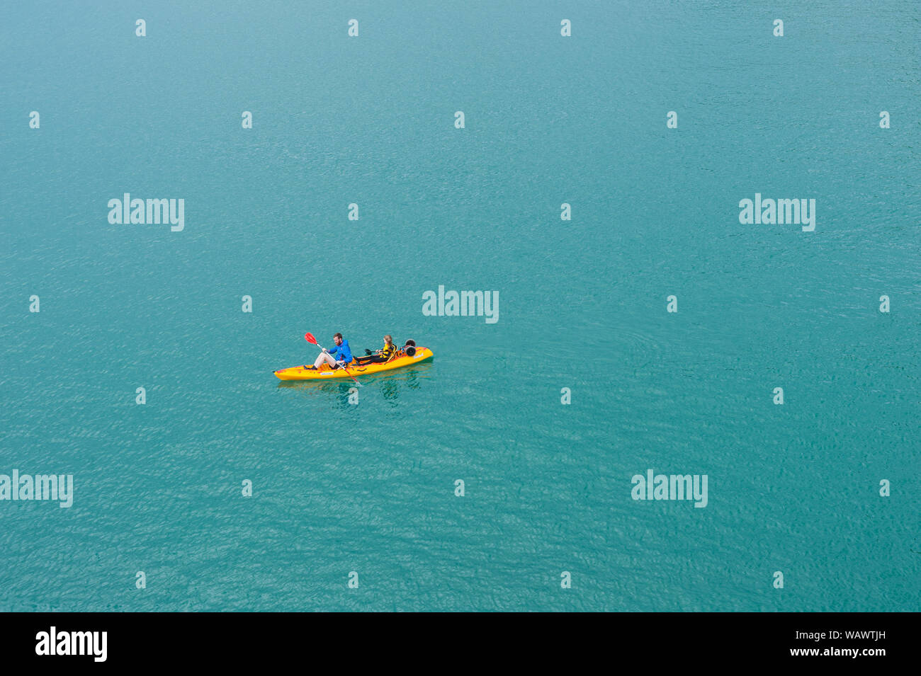 Kayak dans la mer, dans la Combe Martin bay. Combe Martin est un village, paroisse civile et ancien manoir sur la côte nord du Devon Banque D'Images