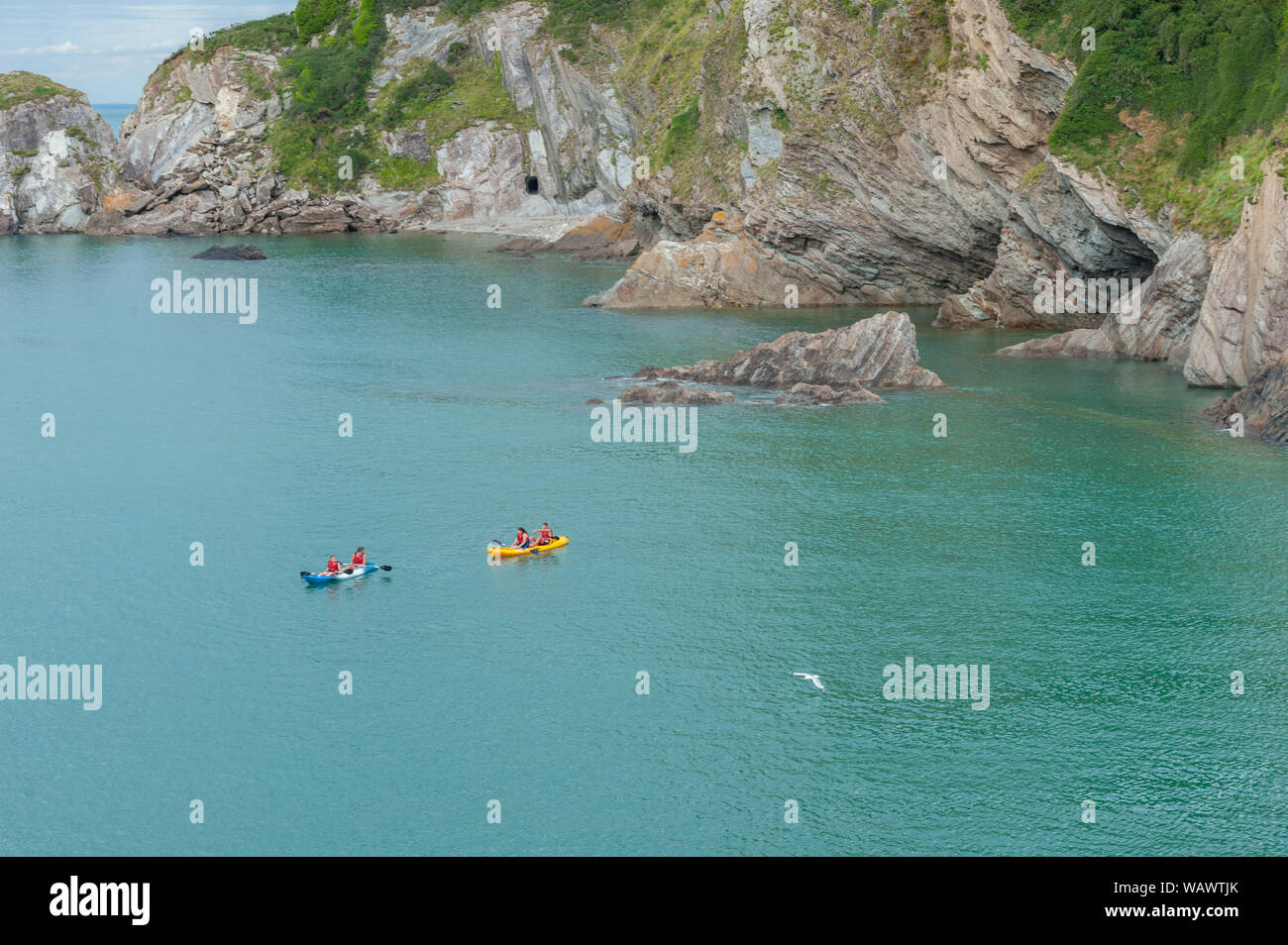 Kayak dans la mer, dans la Combe Martin bay. Combe Martin est un village, paroisse civile et ancien manoir sur la côte nord du Devon Banque D'Images