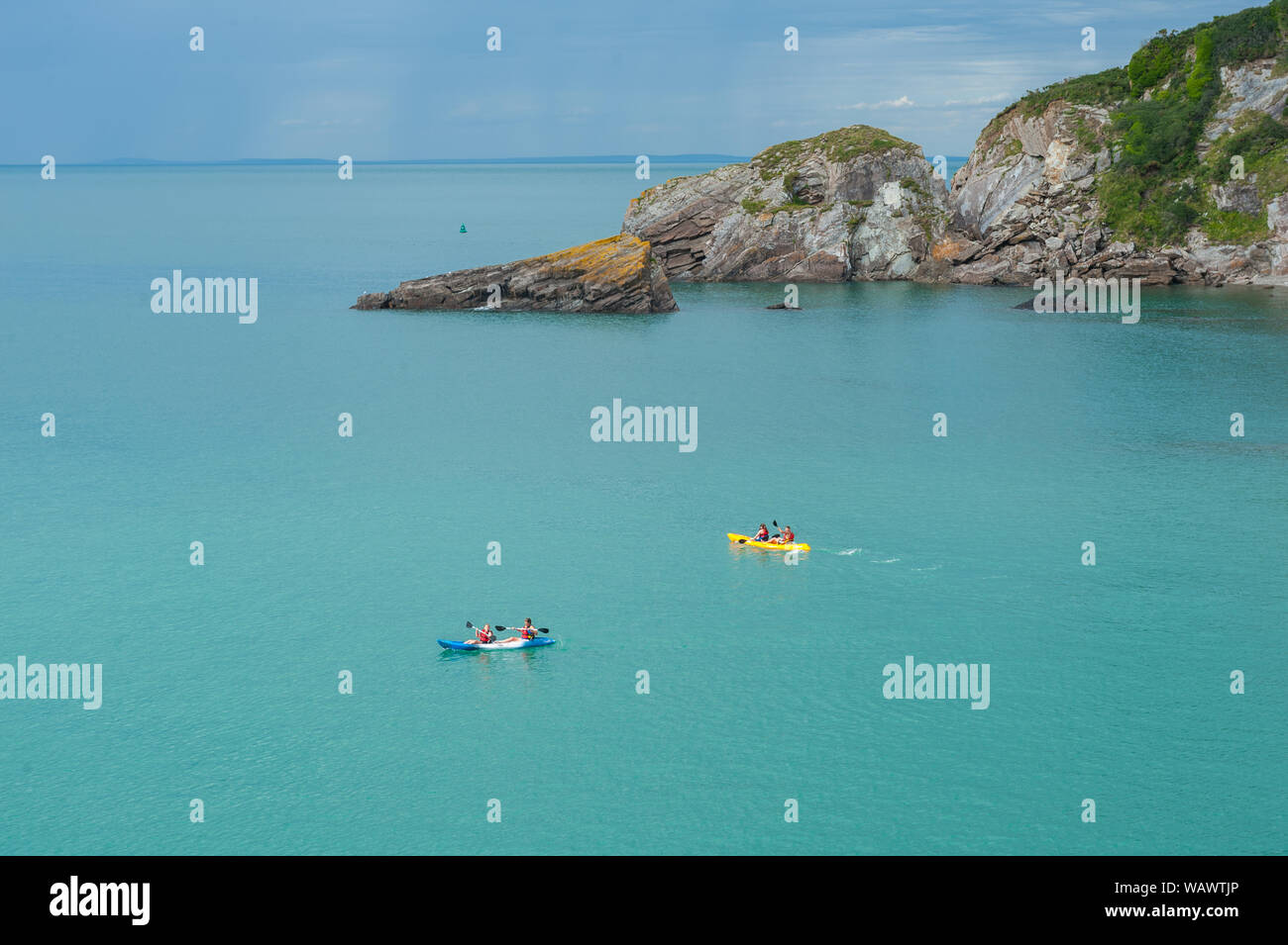 Kayak dans la mer, dans la Combe Martin bay. Combe Martin est un village, paroisse civile et ancien manoir sur la côte nord du Devon Banque D'Images