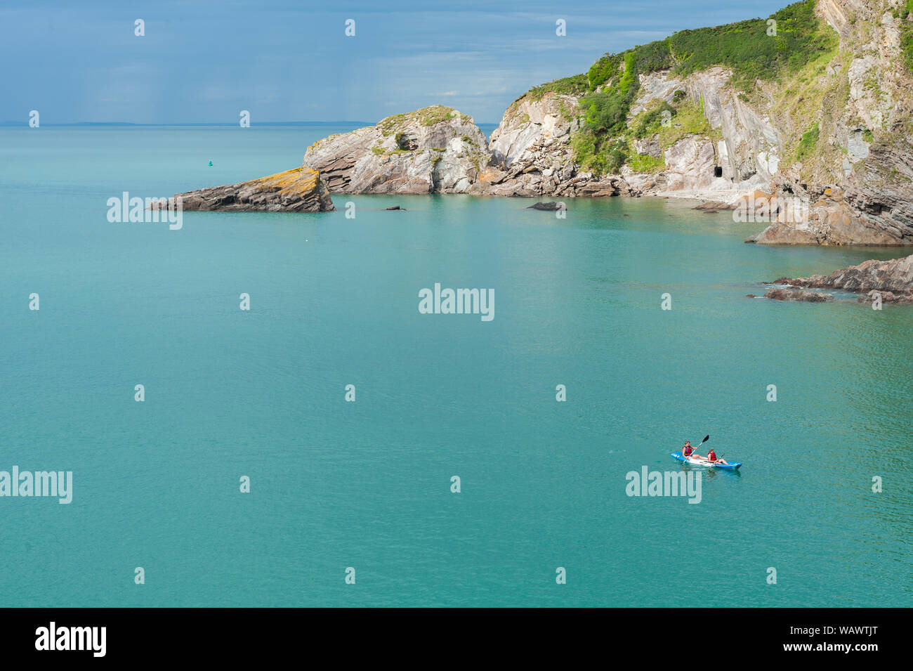 Kayak dans la mer, dans la Combe Martin bay. Combe Martin est un village, paroisse civile et ancien manoir sur la côte nord du Devon Banque D'Images