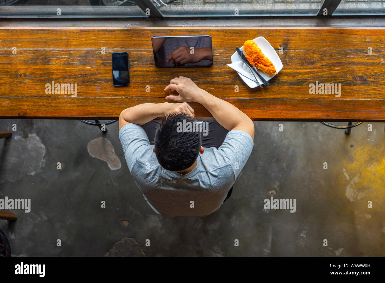 Top View of Asian businessman using tablet à table en bois Banque D'Images