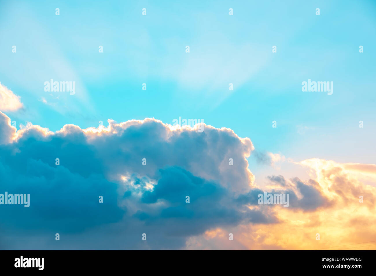 Rayons de soleil à travers les nuages Banque de photographies et d ...