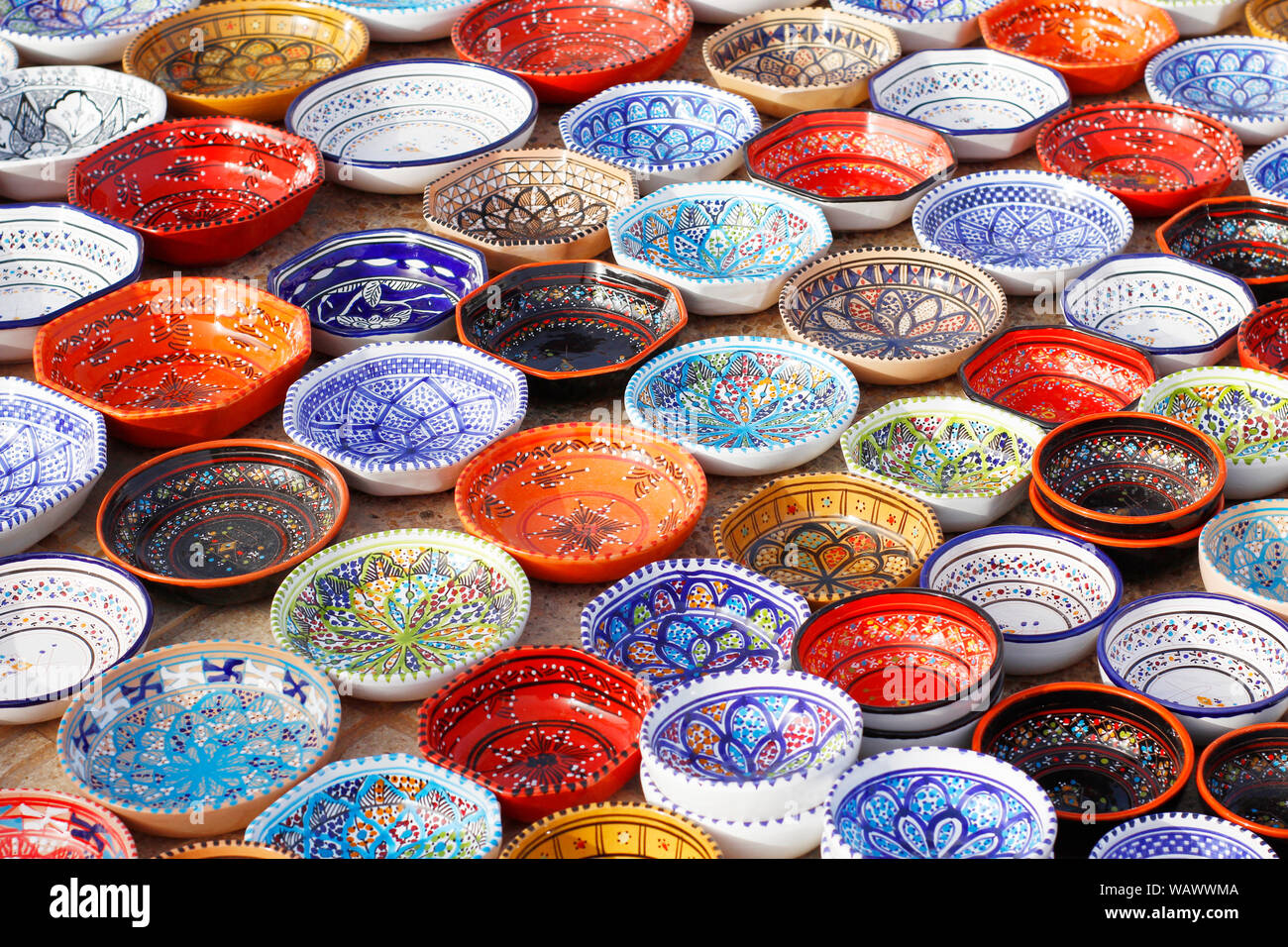 Collection de vaisselle tunisienne. Le modèle traditionnel. Vaisselle en céramique. Les plaques multi-couleur au bazar en Tunisie. Marché de la vaisselle en céramique. Afin Banque D'Images