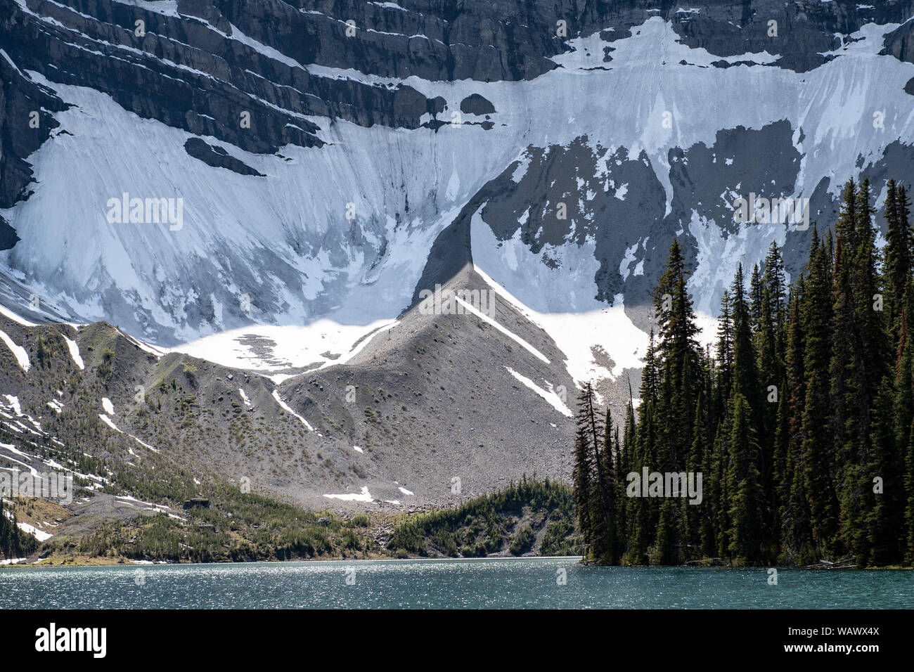 Vue panoramique du lac Rawson dans les Rocheuses en Alberta. Banque D'Images