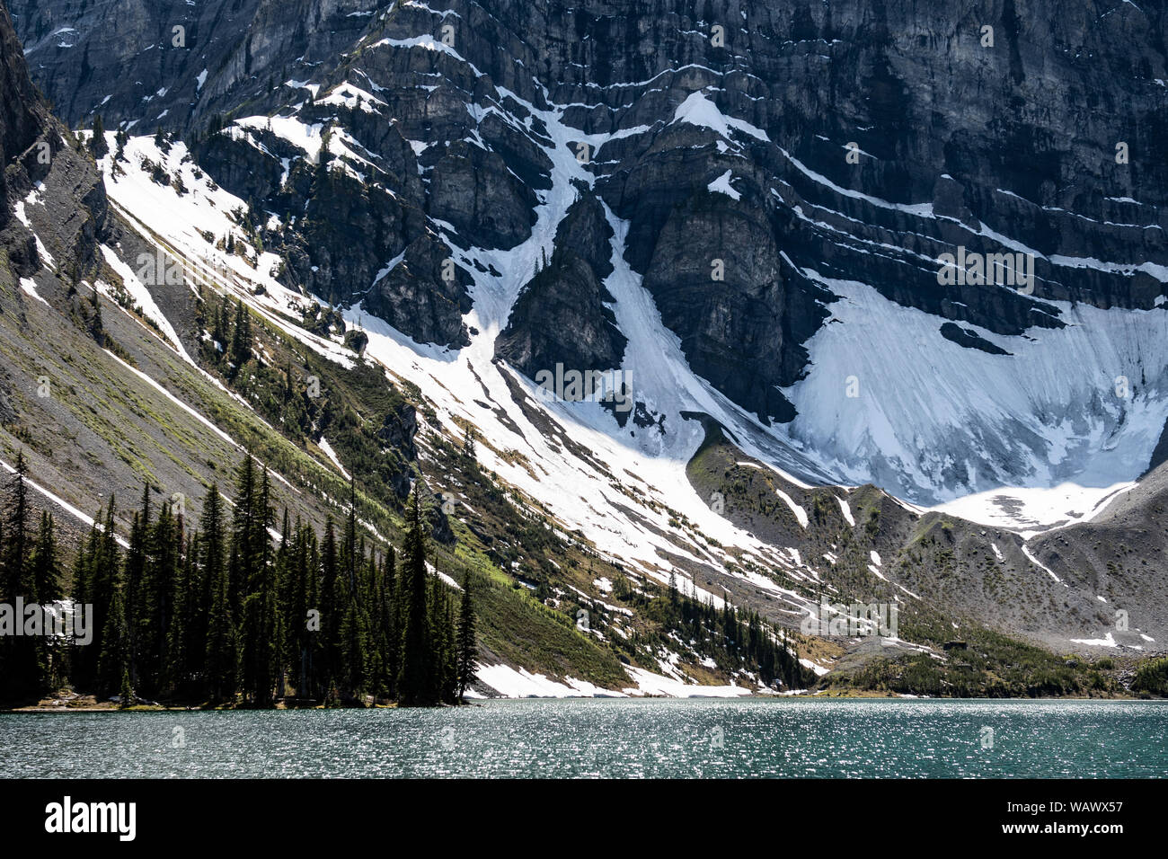 Vue panoramique du lac Rawson dans les Rocheuses en Alberta. Banque D'Images