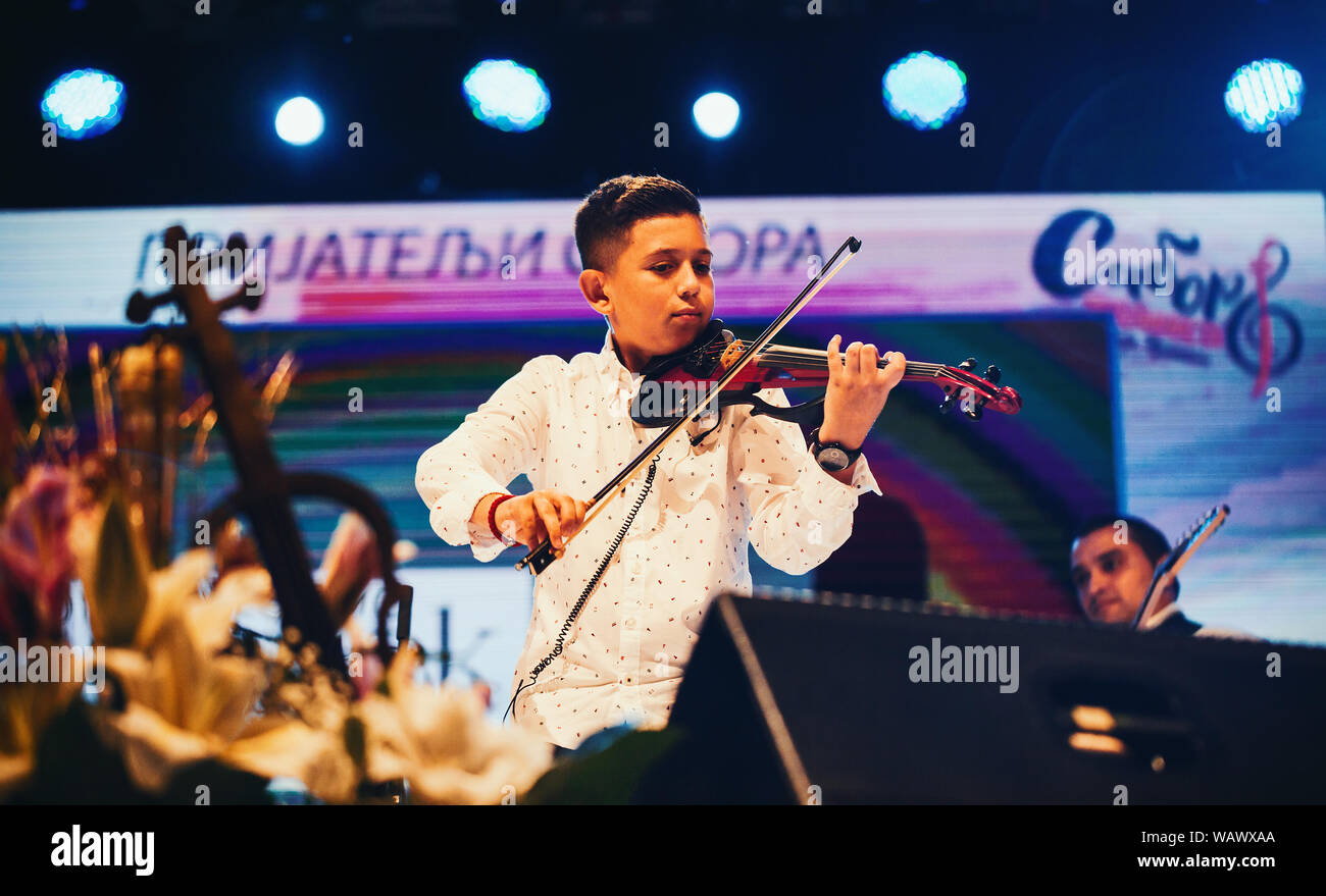 Pranjani, Serbie - le 18 août 2019 : Jeune violoniste Joca Piromanac Vasic, junior vainqueur du premier festival de violonistes en Serbie. Banque D'Images