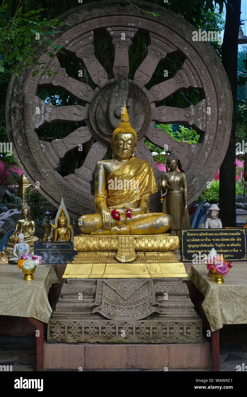 La figure d'un Bouddha avec la roue du Karma, au Wat Sanghathan, un temple de méditation dans Nonthaburi, Thaïlande, fondé par Sanong Katapunyo moine Luang Phor Banque D'Images