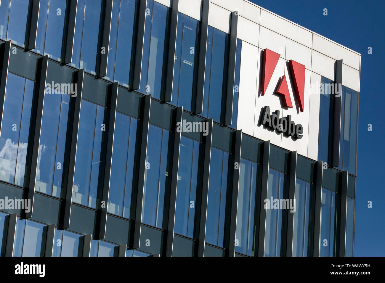 Un logo affiche à l'extérieur d'un établissement occupé par Adobe Inc., dans la région de Lehi, Utah le 27 juillet 2019. Banque D'Images