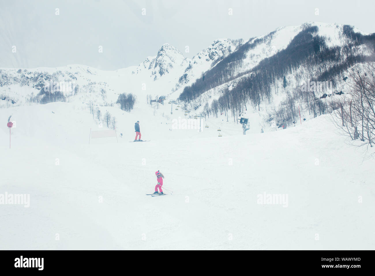 De hautes montagnes sous la neige en hiver. Ski Resort. Les skieurs descendent de la montagne. Banque D'Images