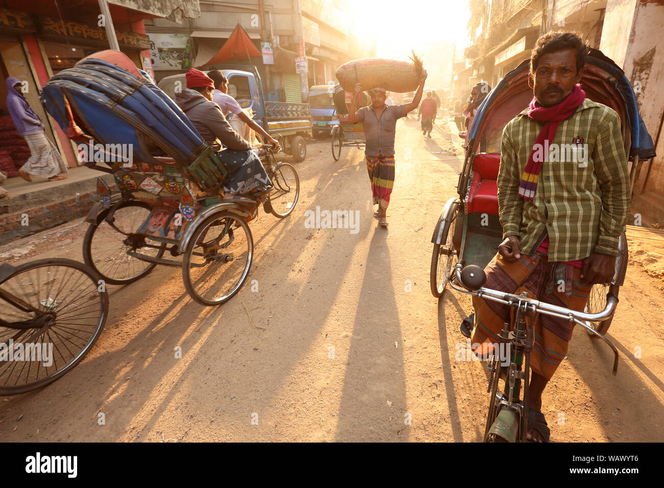 Conducteur de pousse-pousse dans le marché traditionnel sur la rive de la rivière Buriganga à Dhaka, Bangladesh Banque D'Images