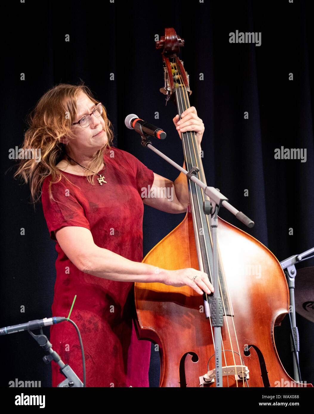 Indra Buraczewska du Quatuor Klezmer Londres jouant la musique klezmer à la basse pendant l'Klezfest music festival à Londres, août 2019. Banque D'Images