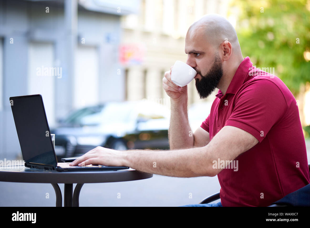 Un jeune homme travaille dans un café. Banque D'Images