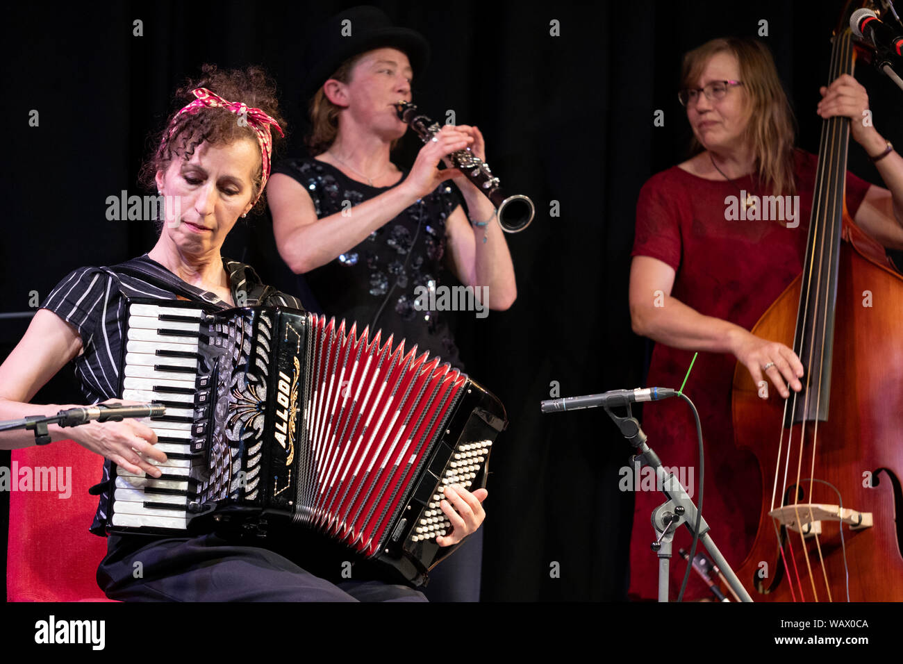 Avec les musiciens du quatuor Klezmer Londres jouant la musique klezmer au cours d'un concert à la faculté de musique Klezfest festival à Londres, août 2019. Banque D'Images