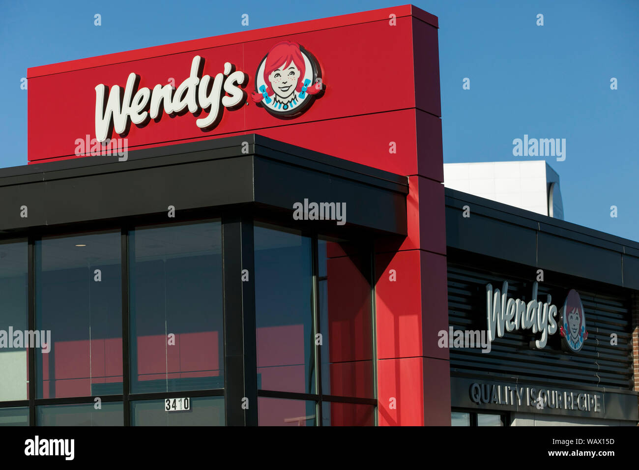 Un logo affiche à l'extérieur d'un fast food Wendy's restaurant location in Lehi, Utah le 28 juillet 2019. Banque D'Images