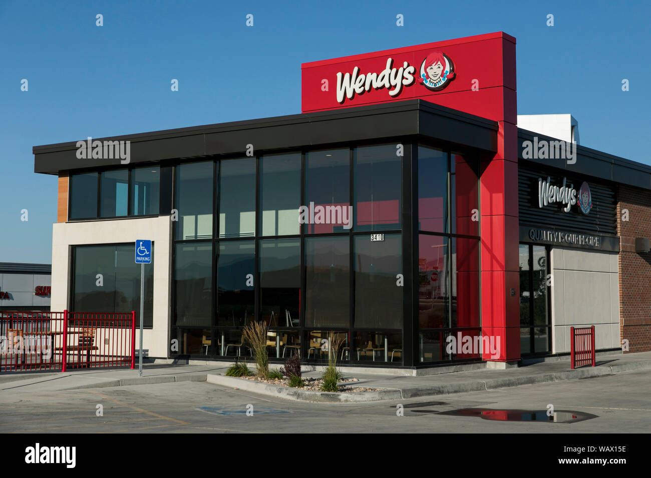 Un logo affiche à l'extérieur d'un fast food Wendy's restaurant location in Lehi, Utah le 28 juillet 2019. Banque D'Images