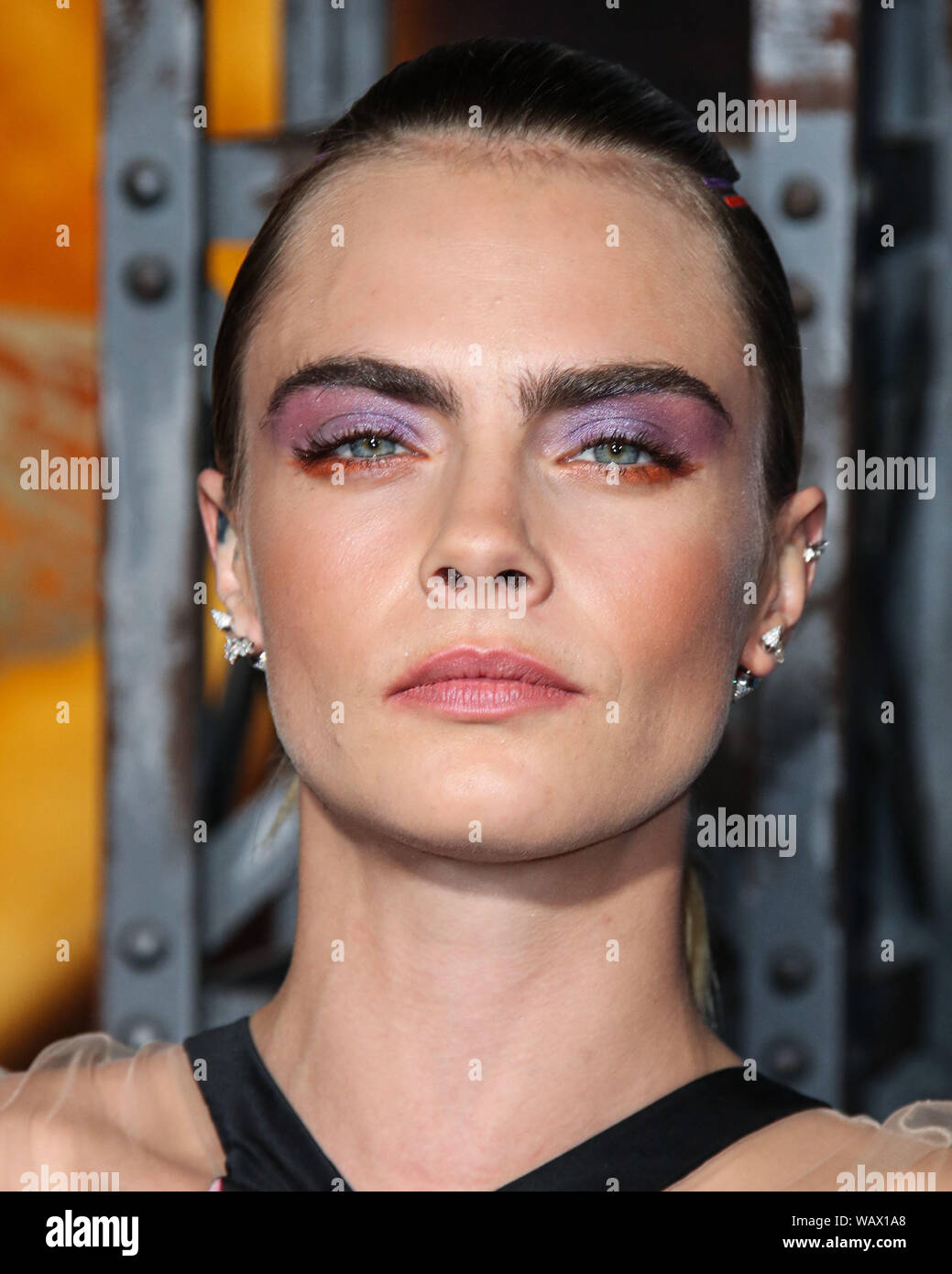 HOLLYWOOD, LOS ANGELES, CALIFORNIE, USA - Le 21 août : L'actrice Cara Delevingne portait une robe Iris van Herpen, Stuart Weitzman chaussures, joints toriques par Akillis et Levian, et goujons Borgioni arrive à la première de Los Angeles Amazon's 'Carnival Row' tenue à l'IMAX Théâtre chinois de Grauman le 21 août 2019 à Hollywood, Los Angeles, Californie, États-Unis. (Photo par Xavier Collin/Image Press Office) Banque D'Images