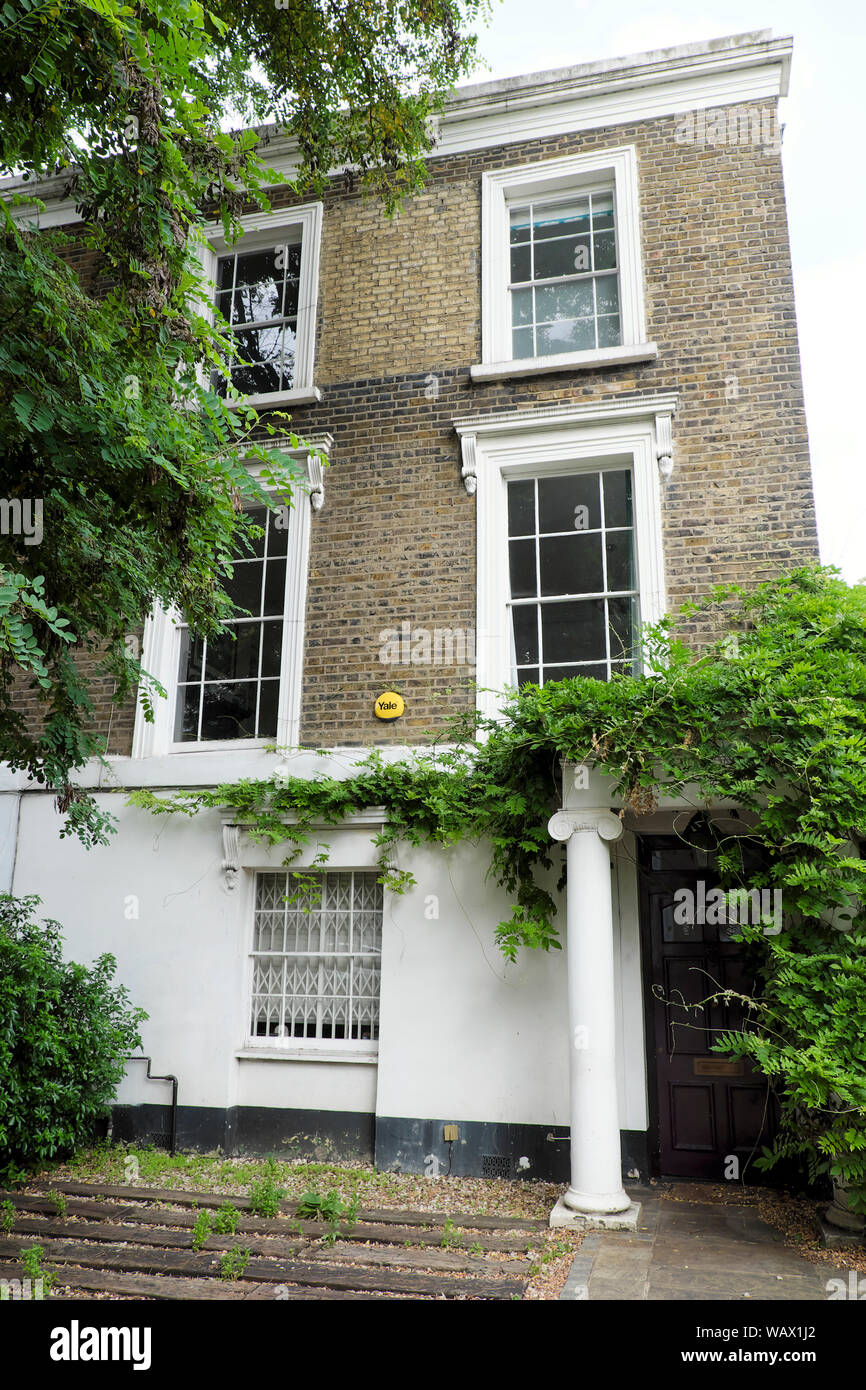 Vue avant la façade extérieure d'une maison maison avec colonnes sur Southgate Road à London UK KATHY DEWITT Banque D'Images