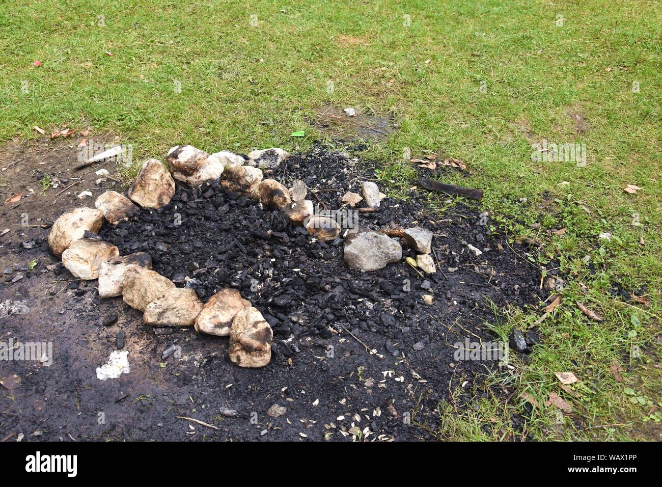 Brûler du charbon dans la forêt où un barbecue a été faite. Banque D'Images