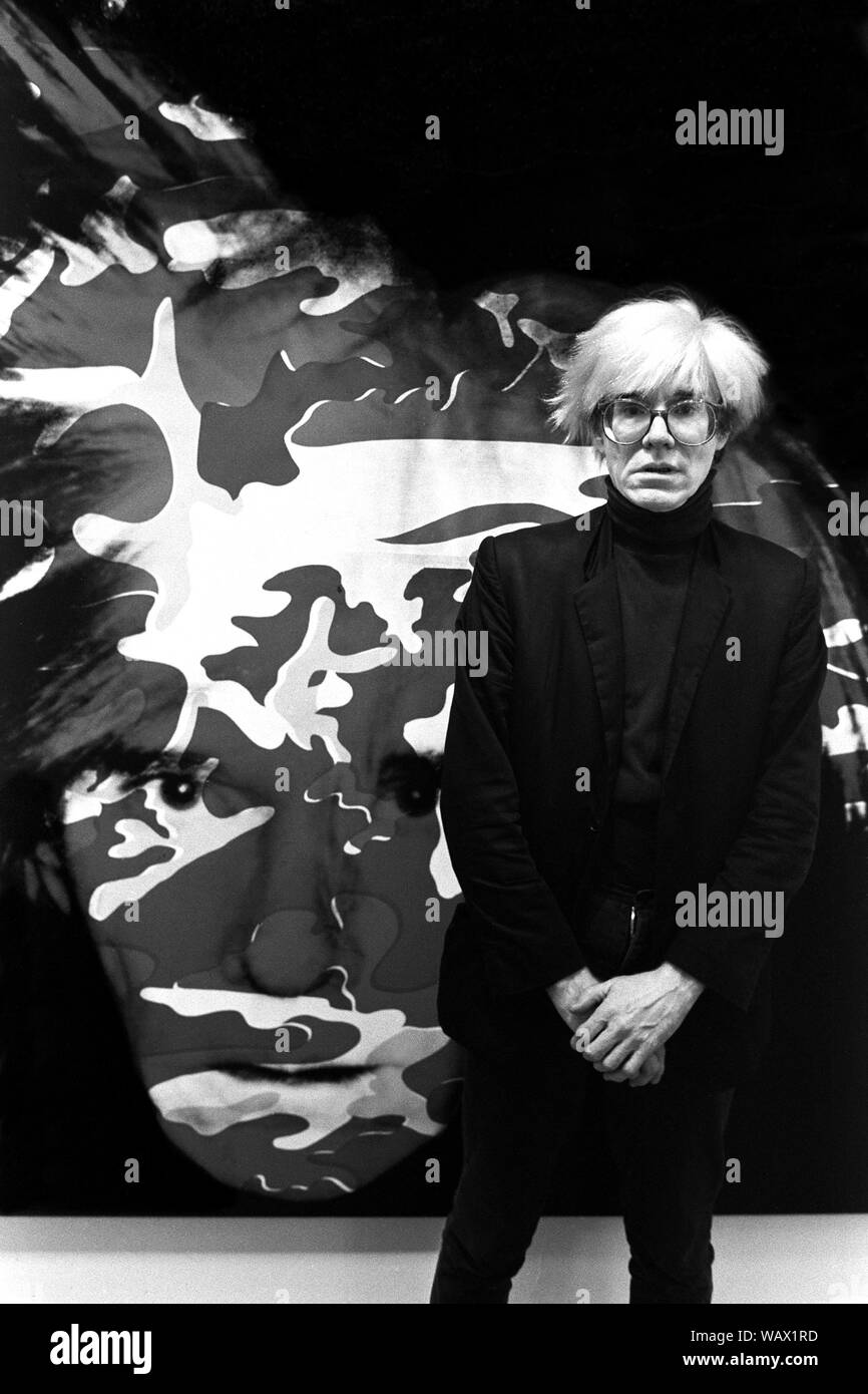 Andy Andy Warhol à l'ouverture de l'exposition Andy Warhol, Anthony d'Offay Gallery, Londres, 1986. Banque D'Images