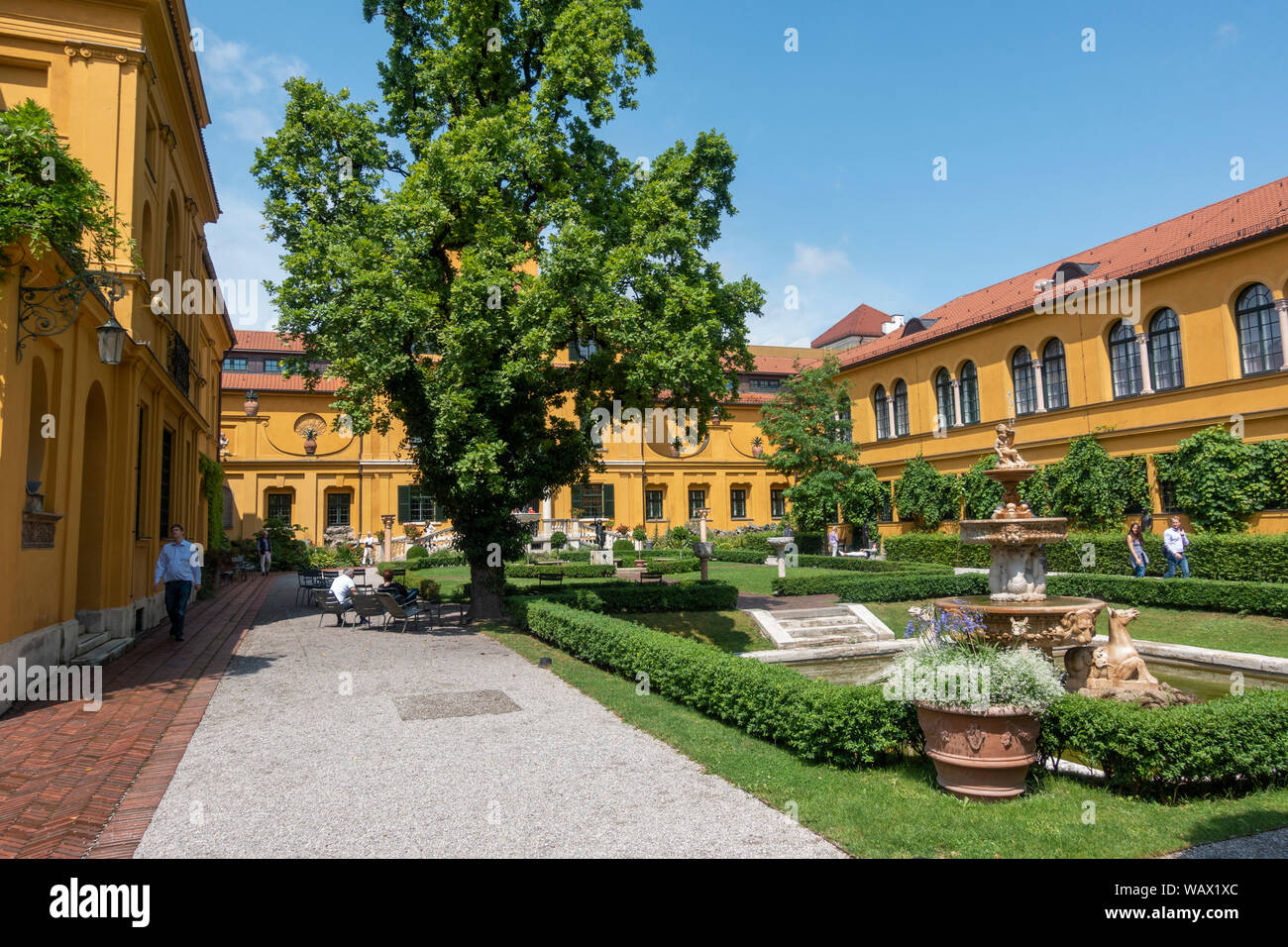 Les jardins du Musée Lenbachhaus moderne et d'art contemporain musée, une villa de style florentin, Kunstareal, Munich, Allemagne. Banque D'Images