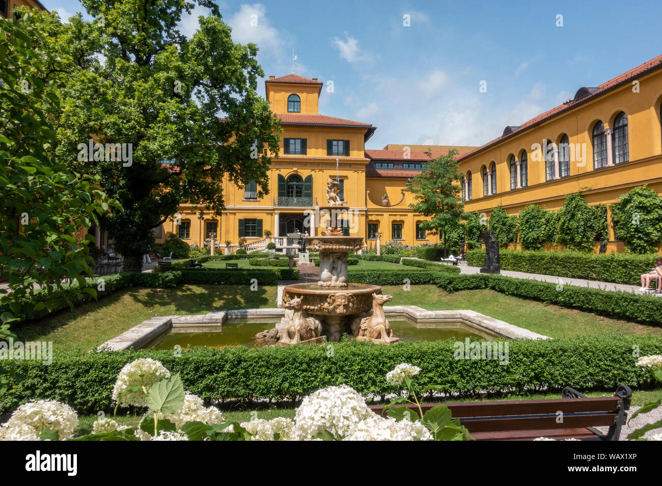 Les jardins du Musée Lenbachhaus moderne et d'art contemporain musée, une villa de style florentin, Kunstareal, Munich, Allemagne. Banque D'Images