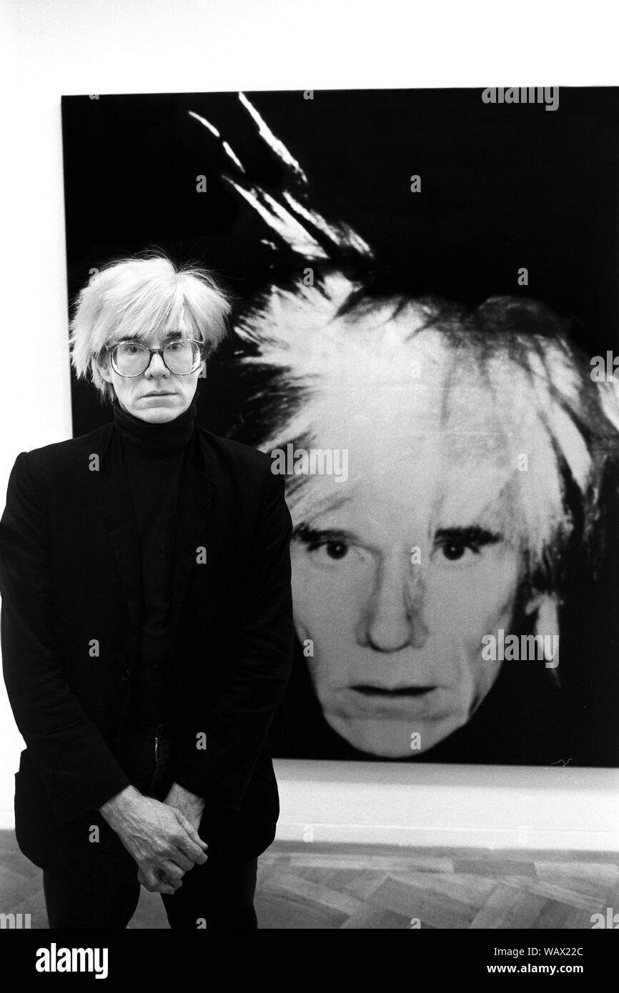 Andy Andy Warhol à l'ouverture de l'exposition Andy Warhol, Anthony d'Offay Gallery, Londres, 1986. Banque D'Images