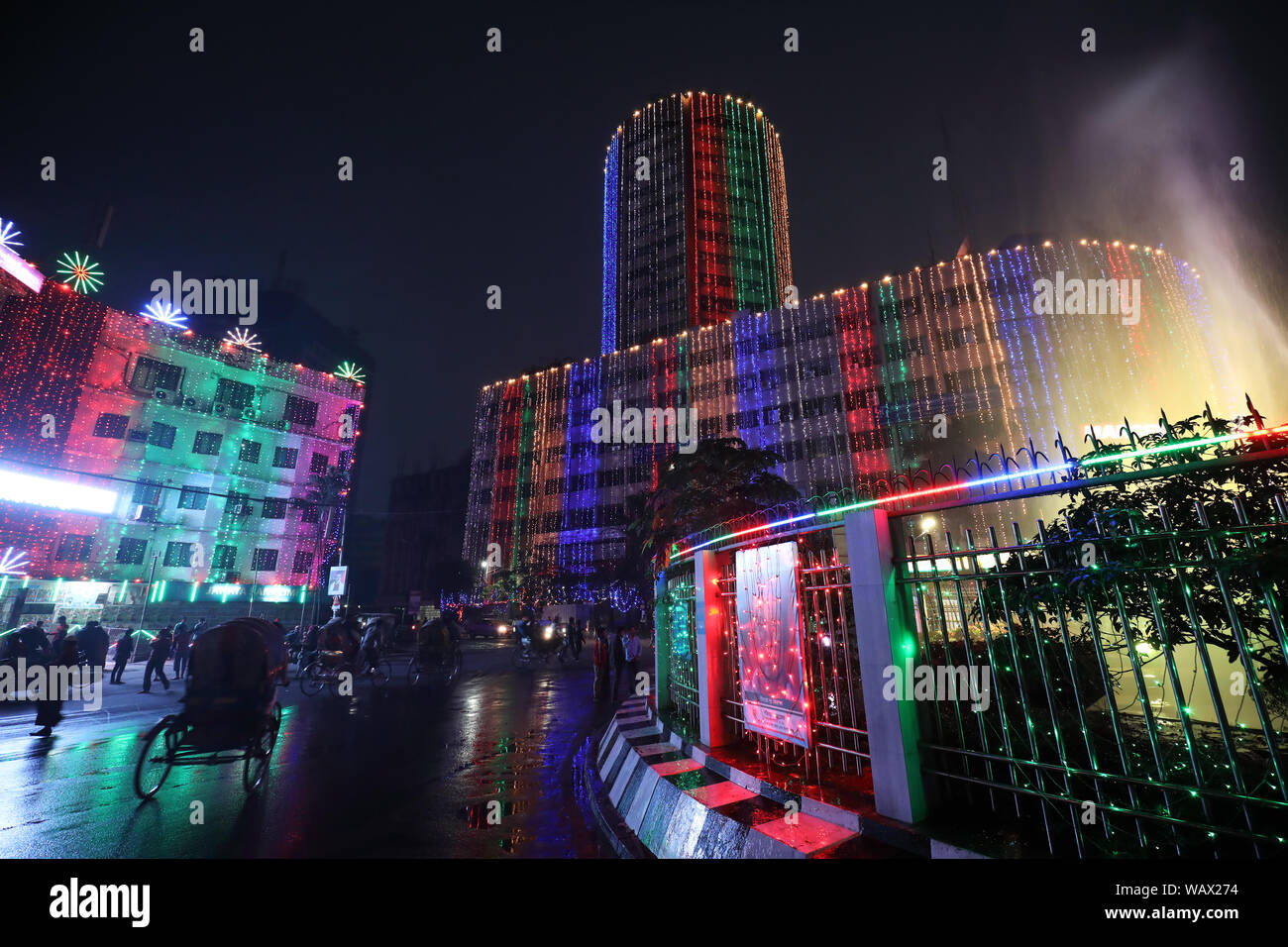 Dhaka de nuit à jour de victoire à Dhaka, au Bangladesh. Victoire journée commémore l'indépendance du Bangladesh, du Pakistan. Banque D'Images