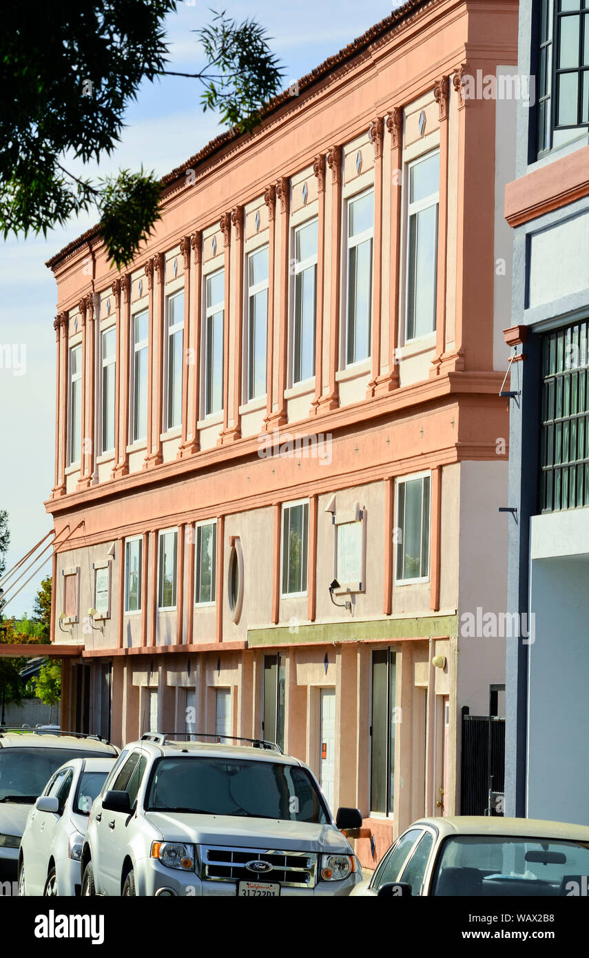 Utilisation mixte situé à l'angle de l'Avenue du chemin de fer et la 4e Rue, Pittsburg en Californie Banque D'Images