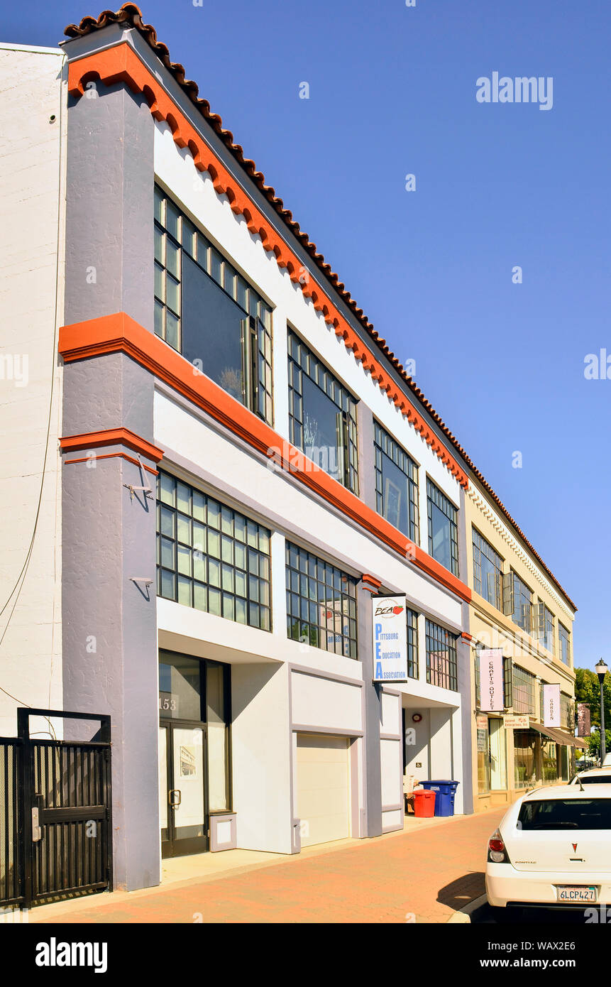 Un bâtiment à utilisation mixte sur la 4e Rue à Pittburg en Californie. Bâtiment était autrefois un magasin Montgomery Wards Banque D'Images