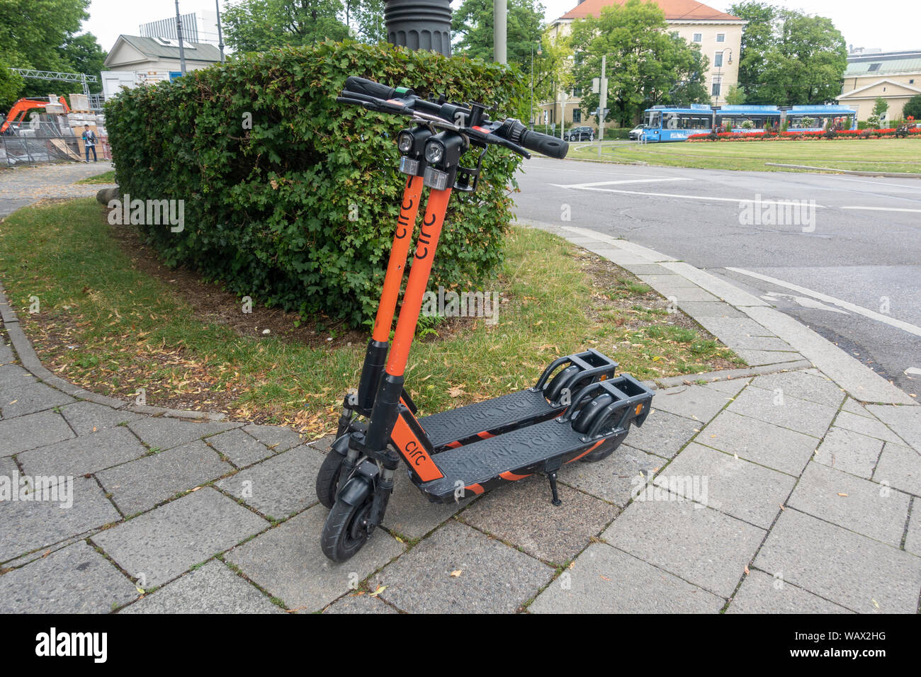 Une paire de Circ e-scooters sur l'accotement à Munich, Bavière, Allemagne. Banque D'Images