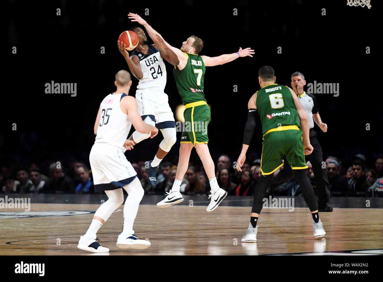 Melbourne, Australie. Août 22, 2019. 22 août 2019 Marvel ; Stadium, Melbourne, Victoria, Australie ; Basket-ball International, United States of America comparativement à l'Australie de basket-ball-boom ; Joe Ingles de l'Australie défend contre Harrison Barnes de USA - usage éditorial uniquement. Credit : Action Plus Sport Images/Alamy Live News Banque D'Images