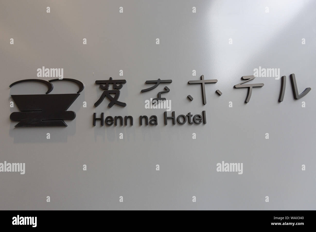 Tokyo, Japon. Août 22, 2019. Une pancarte sur l'affichage à l'extérieur de la nouvelle Henn-na Hôtel Tokyo-Asakusatawaramachi. La nouvelle branche de Henn-na Hotel, qui est traduit littéralement comme ''bizarre, '''hôtel est situé près de la gare de Tawaramachi, près de le quartier populaire d'Asakusa. L'Henn-na de la direction générale de l'hôtel est célèbre pour utiliser des robots comme personnel (avec l'appui humain) dans d'autres branches. Les propriétaires prétendent être le premier hôtel à avoir des personnages holographiques que du personnel, qui sont programmés pour assister les clients en anglais, chinois, coréen et japonais. L'agence de voyage japonais VU ATTRIBUER DE Credit : ZUMA Press, Inc./Ala Banque D'Images