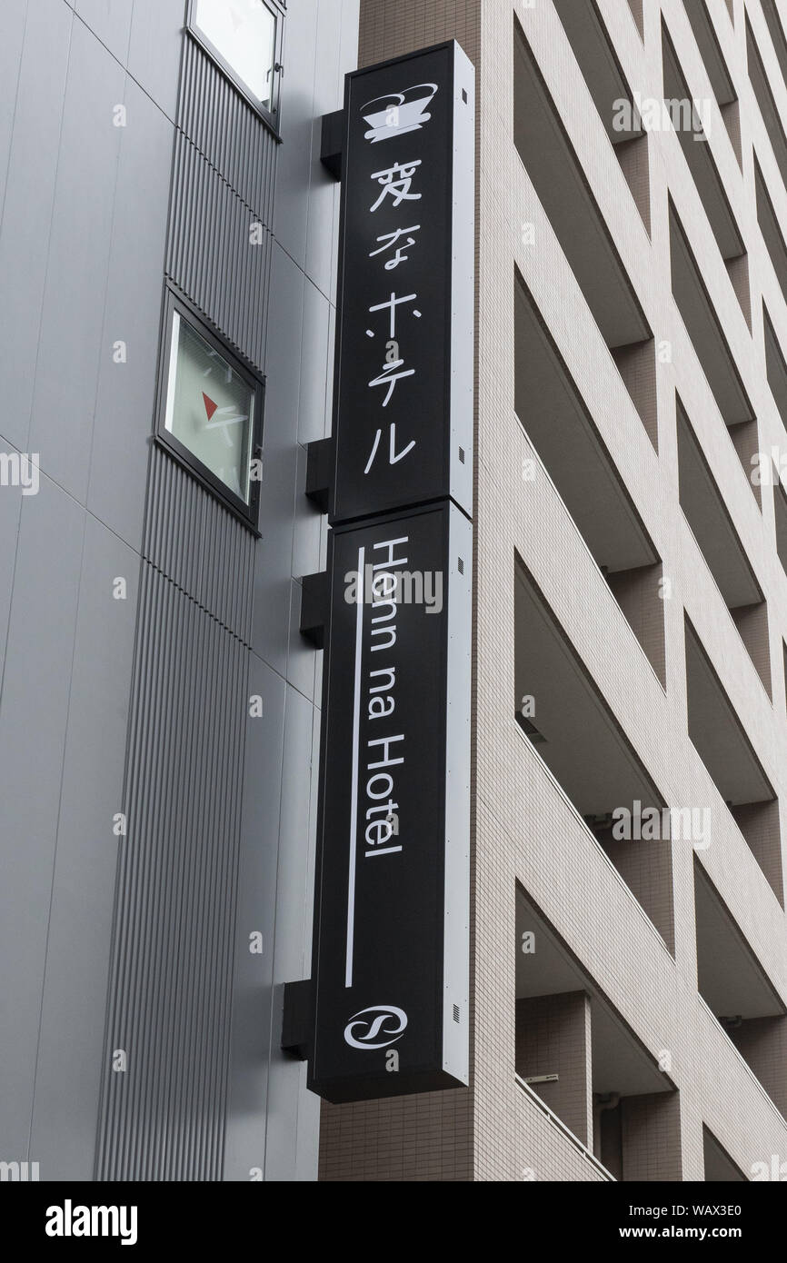 Tokyo, Japon. Août 22, 2019. Une pancarte sur l'affichage à l'extérieur de la nouvelle Henn-na Hôtel Tokyo-Asakusatawaramachi. La nouvelle branche de Henn-na Hotel, qui est traduit littéralement comme ''bizarre, '''hôtel est situé près de la gare de Tawaramachi, près de le quartier populaire d'Asakusa. L'Henn-na de la direction générale de l'hôtel est célèbre pour utiliser des robots comme personnel (avec l'appui humain) dans d'autres branches. Les propriétaires prétendent être le premier hôtel à avoir des personnages holographiques que du personnel, qui sont programmés pour assister les clients en anglais, chinois, coréen et japonais. L'agence de voyage japonais VU ATTRIBUER DE Credit : ZUMA Press, Inc./Ala Banque D'Images