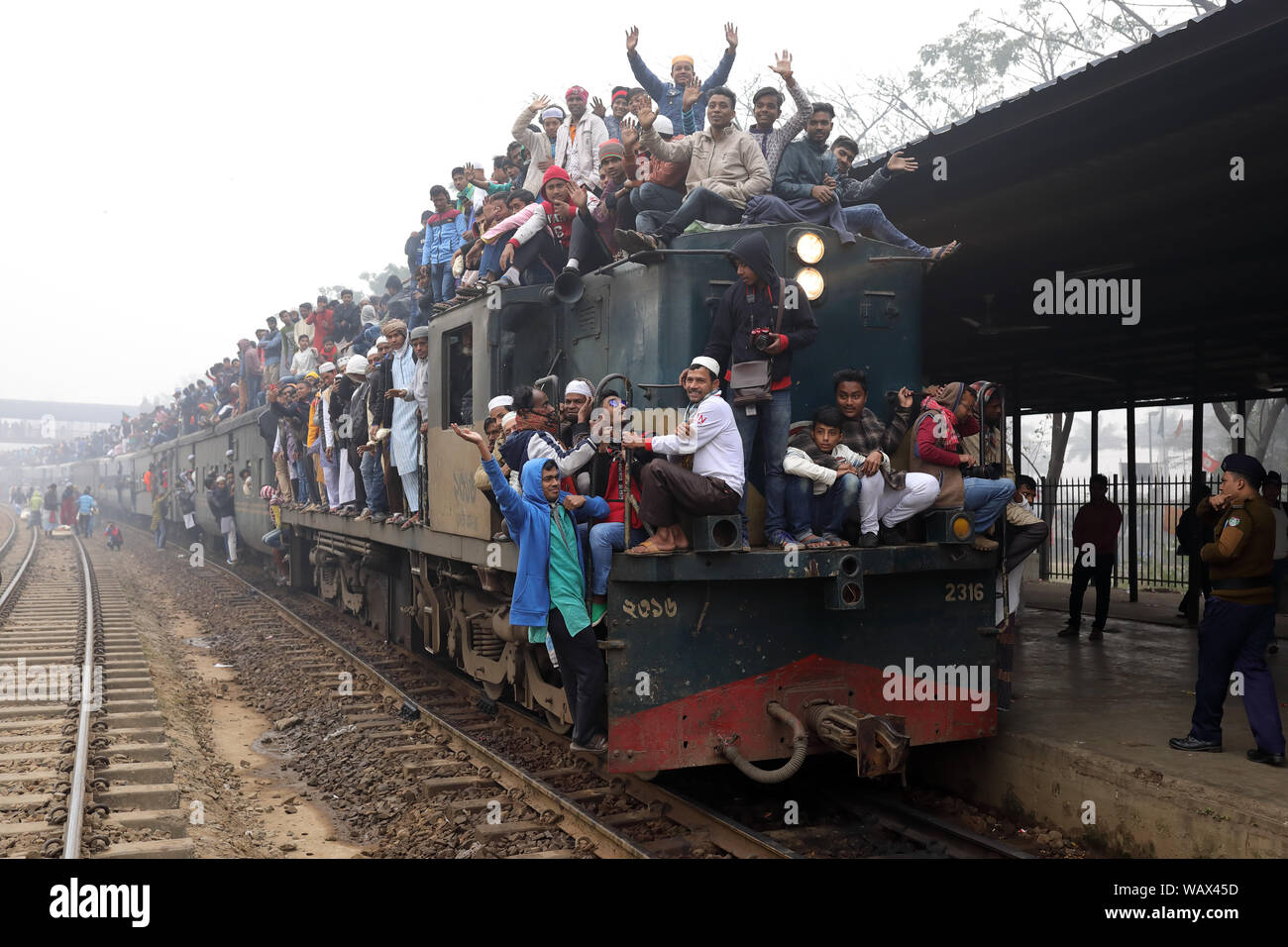 Pèlerins musulmans Bishwa Ijtema de retour à Dhaka, au Bangladesh. Bishwa Ijtema est la plus grande congrégation islamique du monde Banque D'Images