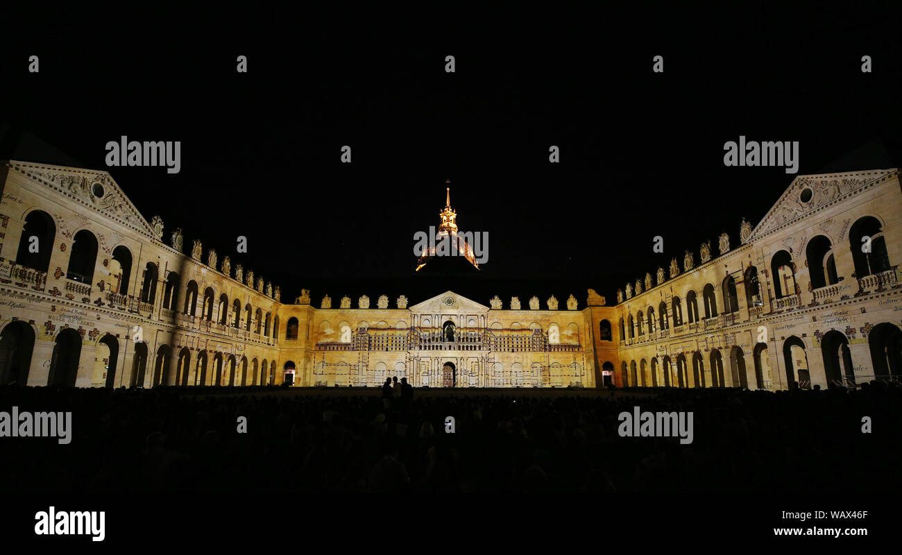 Paris. Août 21, 2019. Photo prise le 21 août 2019 présente un spectacle son et lumière "La Nuit des Invalides" au musée militaire des Invalides à Paris, France. Le show qui a eu lieu du 12 juillet au 30 août, représente 3 000 ans d'histoire avec 45 minutes d'images. Credit : Gao Jing/Xinhua/Alamy Live News Banque D'Images