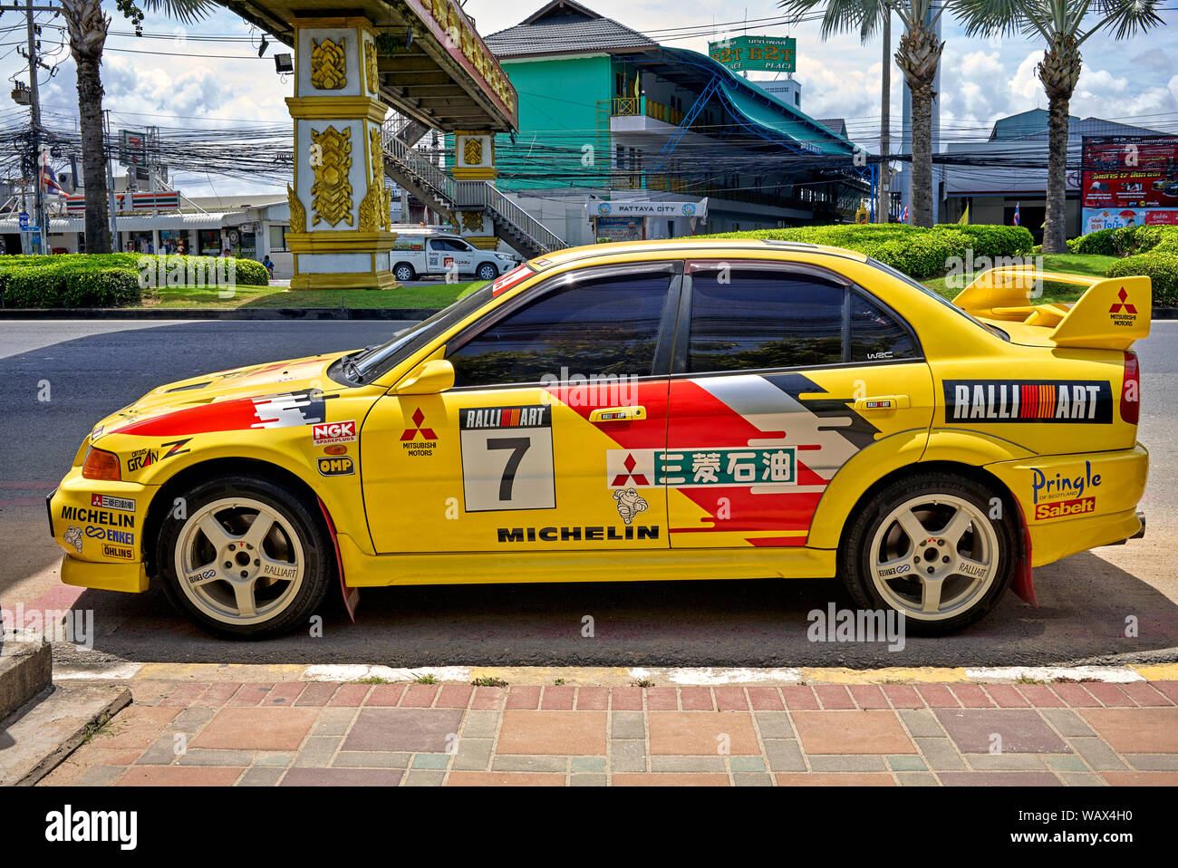 Mitsubishi Lancer voiture jaune. La race prêt modification berline sport Banque D'Images