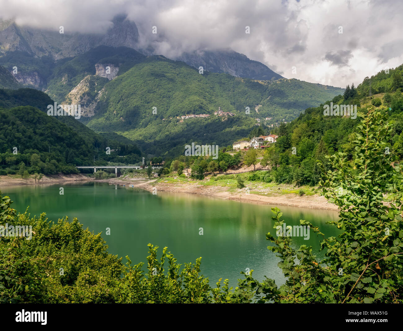 Vue sur le lac Lago ie Vagli à Garfagnana, province de Lucques, en Italie. Près de Vagli Sotto village. En fait un madmade réservoir pour l'énergie hydroélectrique. Banque D'Images