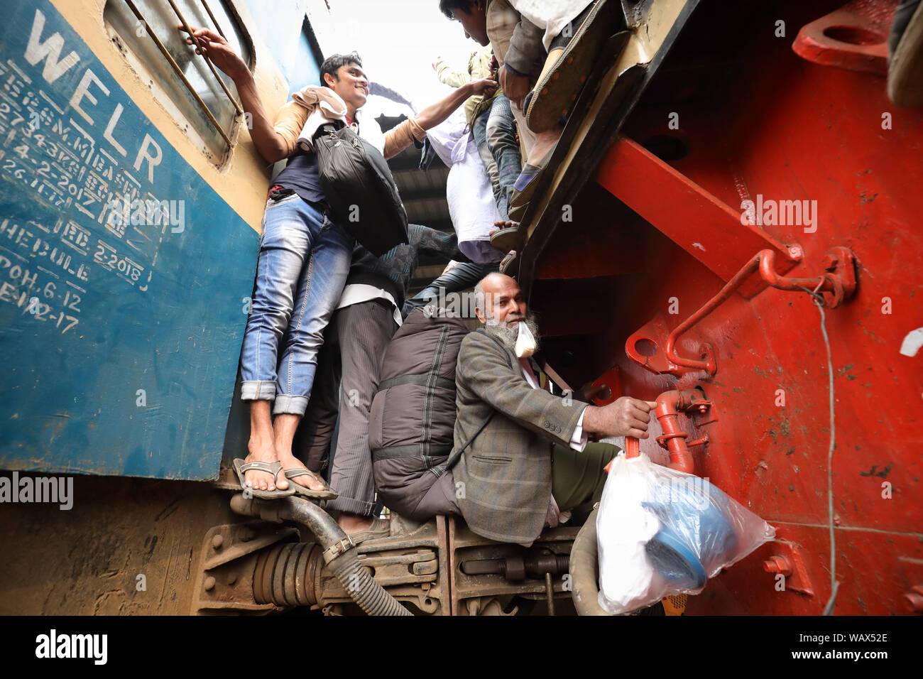 Pèlerins musulmans Bishwa Ijtema de retour à Dhaka, au Bangladesh. Bishwa Ijtema est la plus grande congrégation islamique du monde Banque D'Images